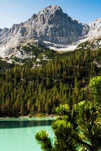 高山翠湖美景