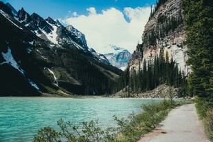 山间湖畔美景