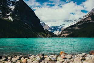 美丽的高山湖泊自然景观