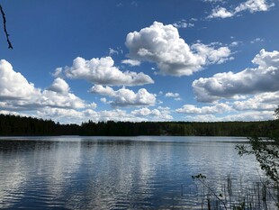 宁静湖面蓝天白云美景