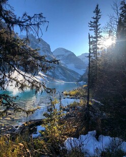 雪山湖畔美景