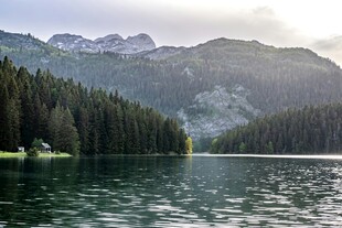 宁静山湖美景