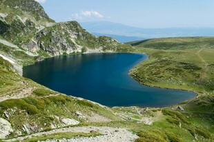 高山间的静谧蓝色湖泊