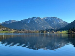 宁静湖畔的壮丽山景