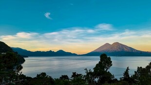 山间晨雾中的壮丽山景