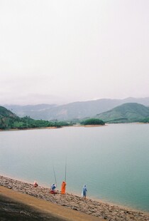 湖畔垂钓美景