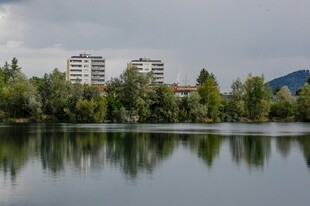 湖畔城市风光 宁静美景