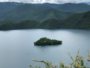 湖中小岛与远山美景