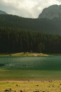 山间碧湖美景
