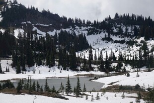 冬日雪山湖泊森林美景