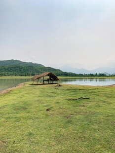 湖畔草地小屋风景如画