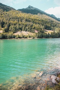 翠绿湖水与远山美景