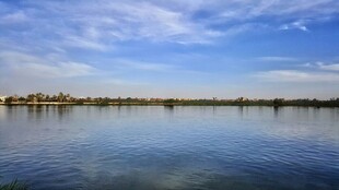宁静湖面与蓝天白云美景