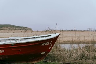 岸边停泊的红色小船