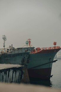 停靠码头的大型军舰