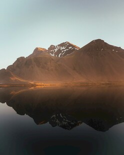 湖畔山峦晨曦倒影美景