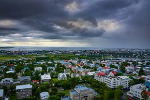 乌云下的多彩城市景观