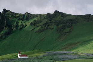 山间小屋的绿野风光