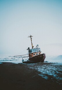 搁浅在岸边的老旧船只