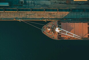 港口停泊的大型船只