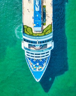 海上豪华游轮俯瞰美景