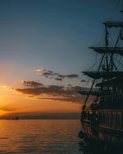 海上夕阳下的古老帆船