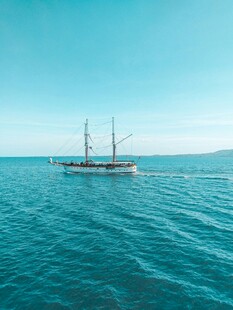海上帆船航行于湛蓝海面
