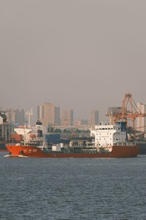 海上货轮与城市背景景观
