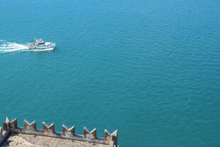 海上游船与岸边景观