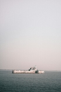 海上船只在开阔水域航行