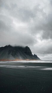 阴沉海岸边的壮阔山峦