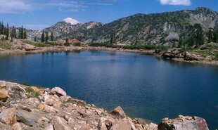 山间静谧湖泊美景