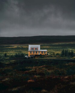 旷野中的现代简约小屋