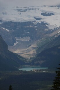 壮丽山谷间的冰川湖泊景观