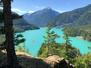 湖畔青山间的迷人蓝湖