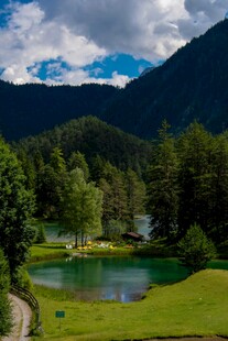 山间湖畔美景