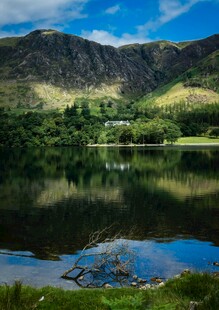 湖畔青山美景