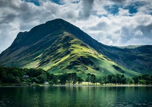 湖畔青山美景