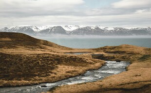 山间溪流与远处湖景风光