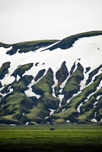 雪山下的翠绿山坡美景
