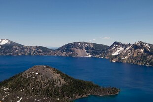 美丽火山湖壮丽自然景观