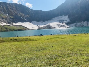 高山下的翠绿草地与湖泊
