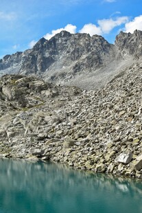高山下的静谧碧湖