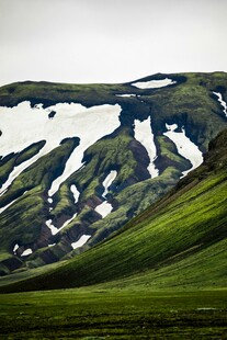 雪山下的翠绿山坡