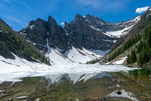 高山雪湖美景