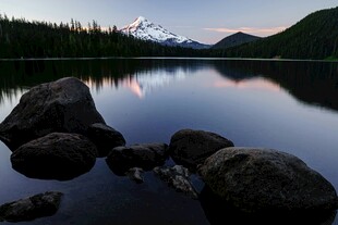 宁静湖畔的山水美景
