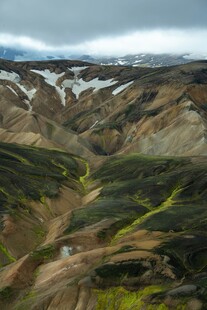 冰岛壮丽多彩山地景观