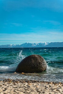 海边巨石与翻涌海浪