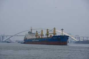 海上货轮驶过跨海大桥