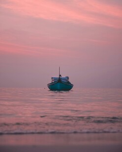 海上孤舟伴绚丽晚霞